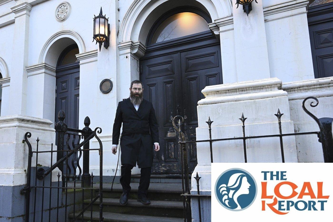 After the arson, the congregation runs away after setting fire to the door of an Australian synagogue.