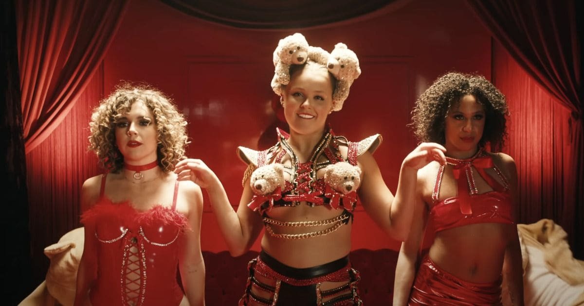 Nickelodian star Jojo says she feels "pressure" to become a lesbo