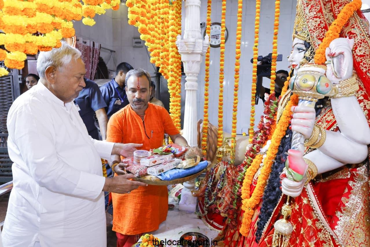 Nitish Kumar prays on Mahasapami, performs unity