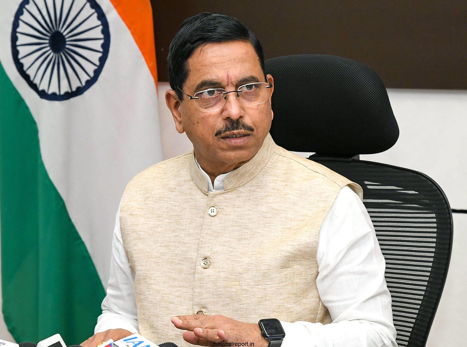 Union Minister Joshi criticizes the government for bus fare, price hike