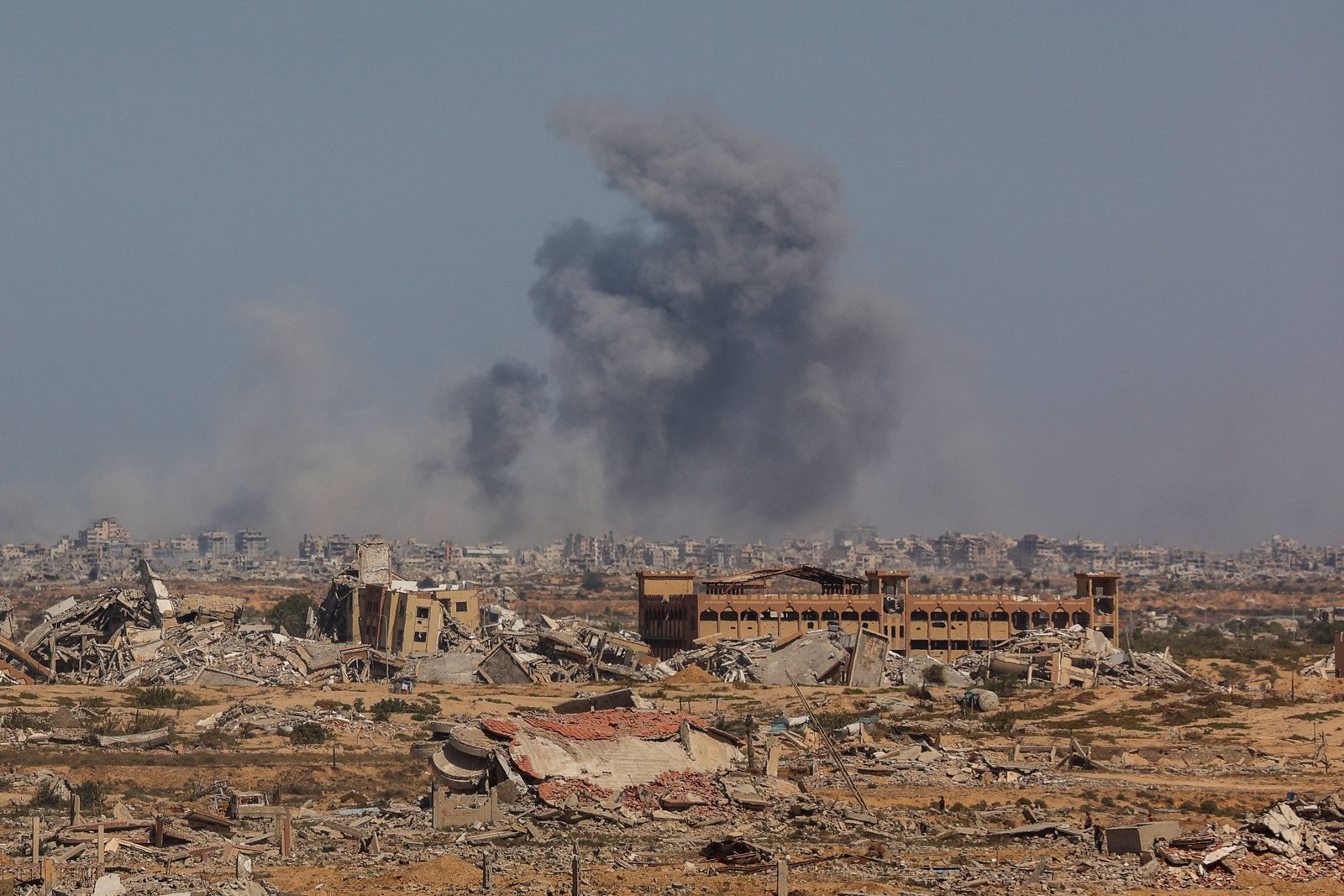 On October 2, 2025, after an Israeli strike in Gaza city, Smok Bilo was depicted in Nuserat in Central Gaza, amidst the ongoing struggle between Israel and Palestinian terrorist group Hamas
