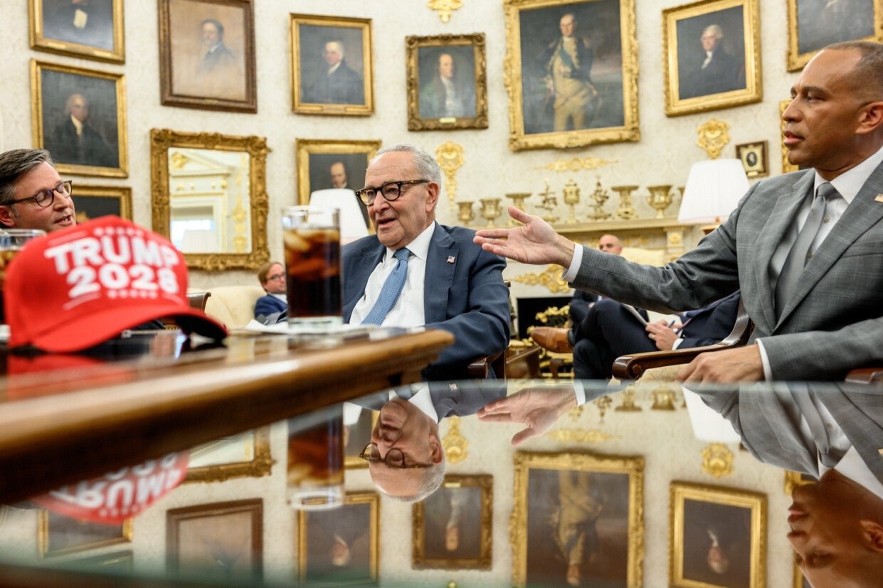 Jeffrees said that she and the minority leader of the Senate Chak Shumar were surprised when 'Trump 2028' hat appeared at the desk