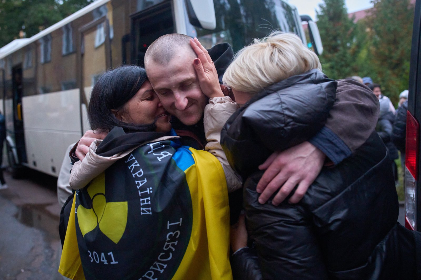 A soldier who came back from Russian -captured throat relatives on Thursday during a prisoner of war exchange in Cherrenhiva region of Ukraine.