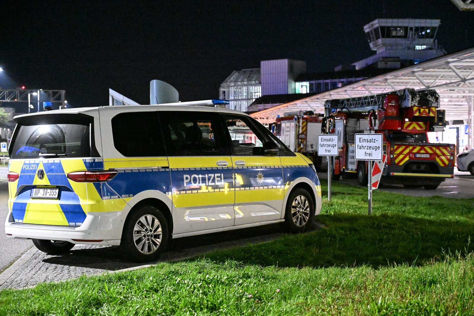 Police stationed outside Munich Airport after watching drones