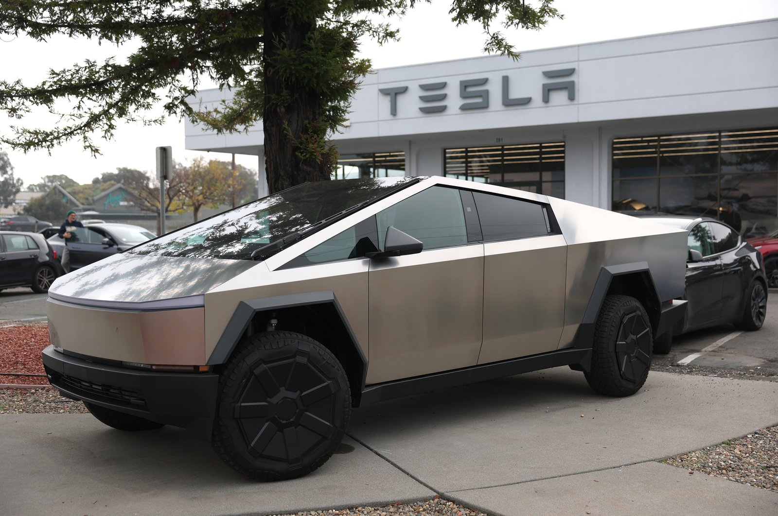 The automaker is developing new designs that will make the doors easier to open in this event, a car loses electricity, Franz von Holzhoson, the chief designer of Tesla said on a podcast.