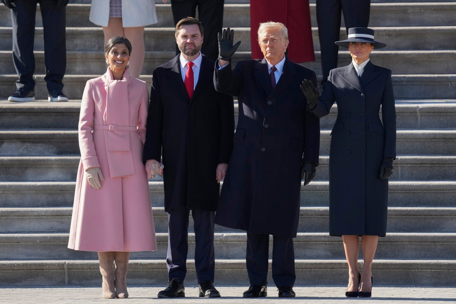The President, who was involved by First Lady Melania Trump, left the White House for the first time on Thursday, as the government's shutdown had an impact on dinner with neighbors vice -president JD and second woman Usha Vance at the US Naval Observatory.