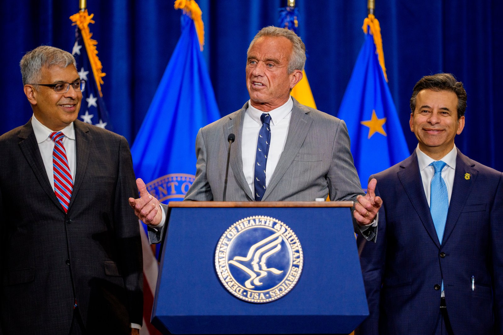 Despite reported reports reported by Pro-Garbalt Advocates and Public Health Officers as unscientific and politically motivated, Robert F. Kennedy JR (Center) and FDA Commissioner appointed by Trump, Marti Maree (Rights), have said that they will re-organize the safety of Mifiprystone.