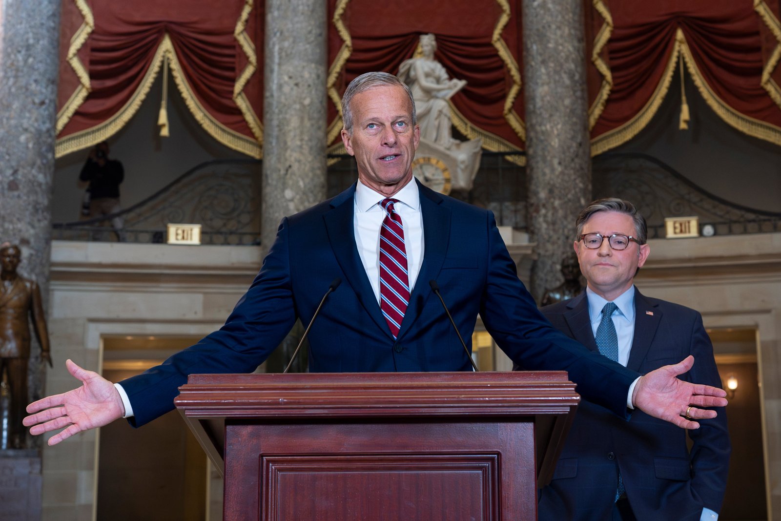 The Senate majority leader John Theun and House Speaker Mike Johnson left it after another day between the government's closure.