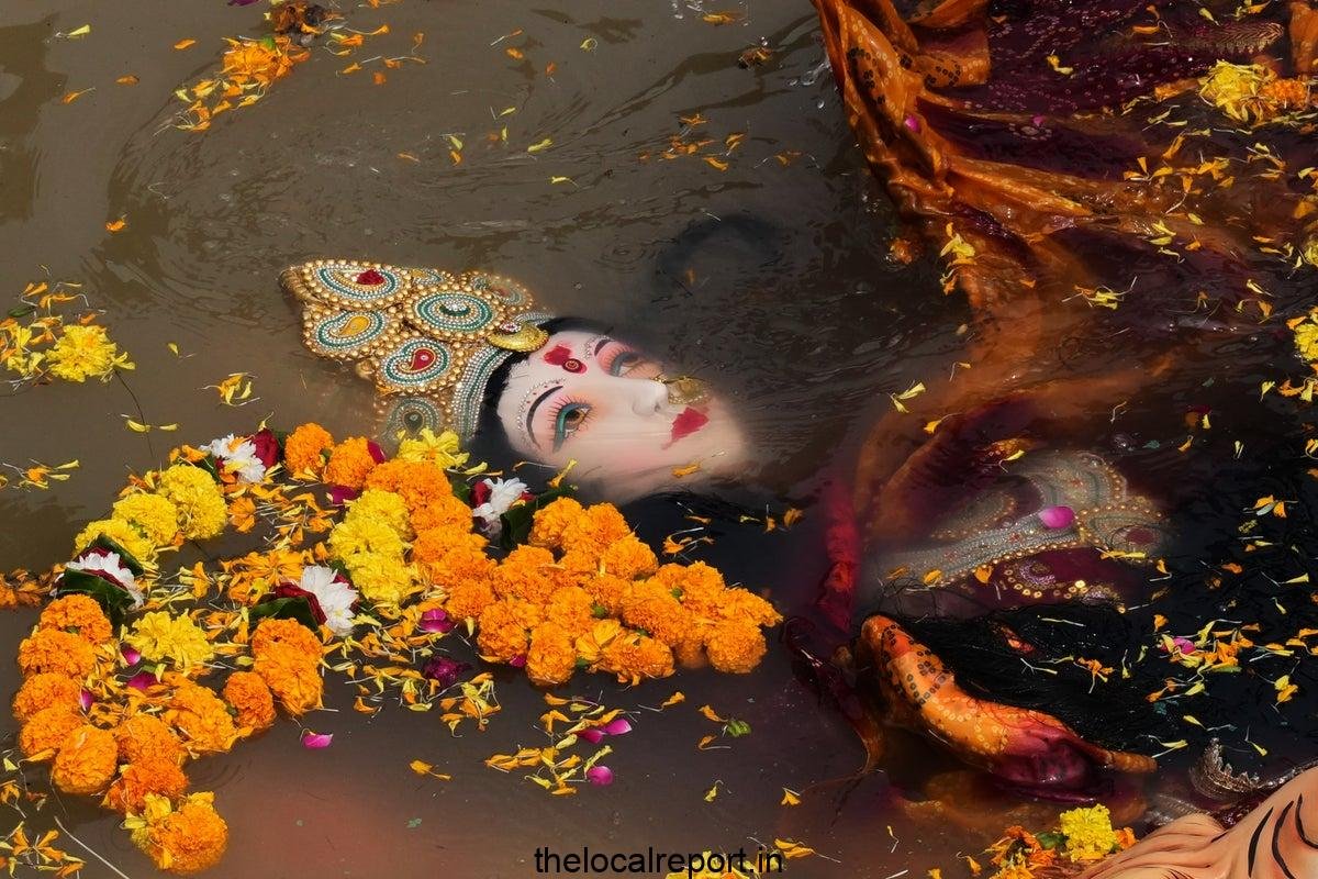 Hindu Festival photos are about fire and water, good and bad - simple but universal concepts
