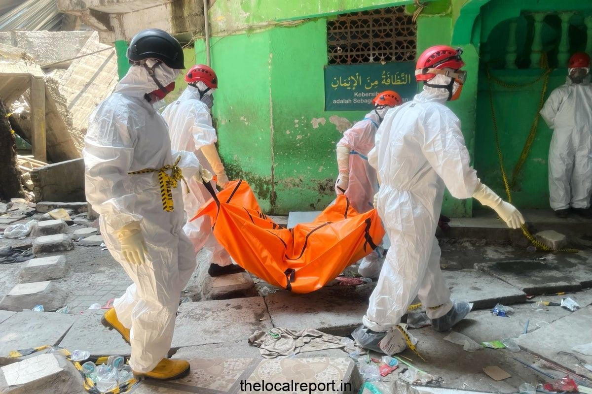 Indonesian crew drags 3 bodies from the debris of the collapsed school, in which more than 50 boys are still missing