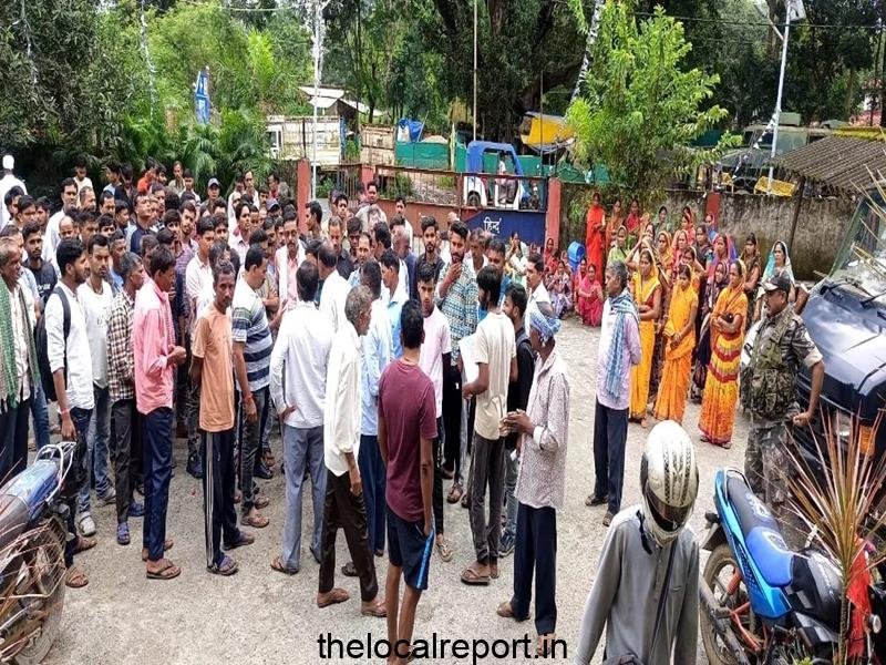 Jharkhand: Angry villagers angry over suspicious death of BSF jawan in police lockup
