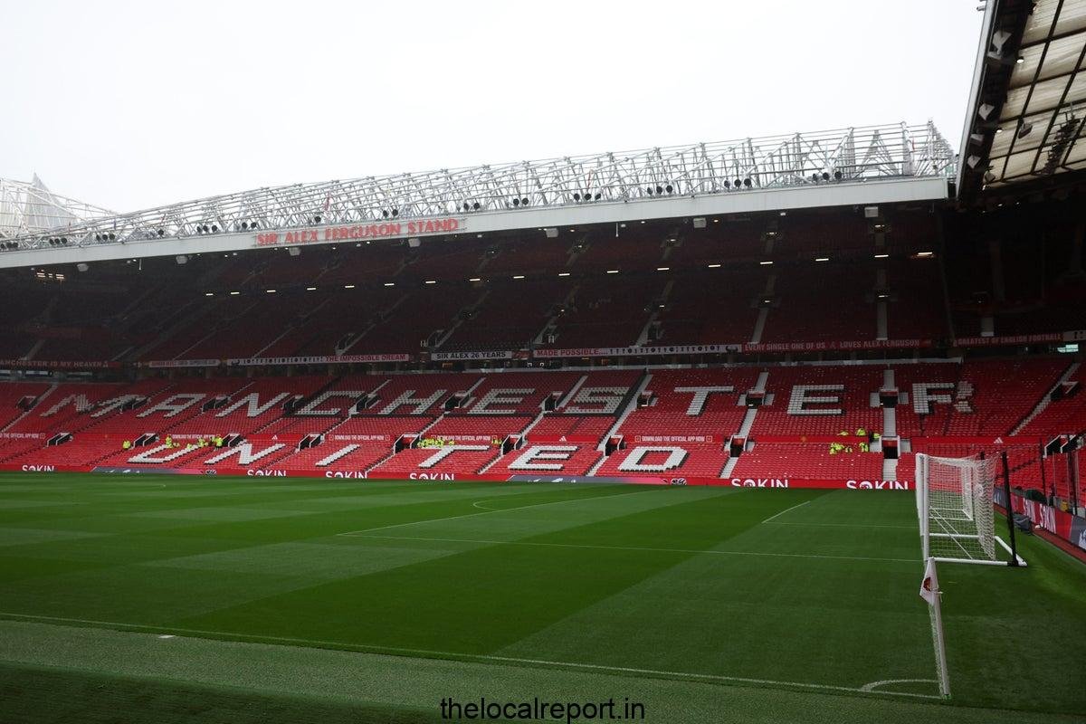 Manchester United held a minute silence in tribute to the victims of the synagogue attack