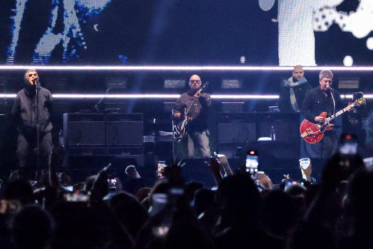 Oasis reveals the diagnosis of guitarist cancer
