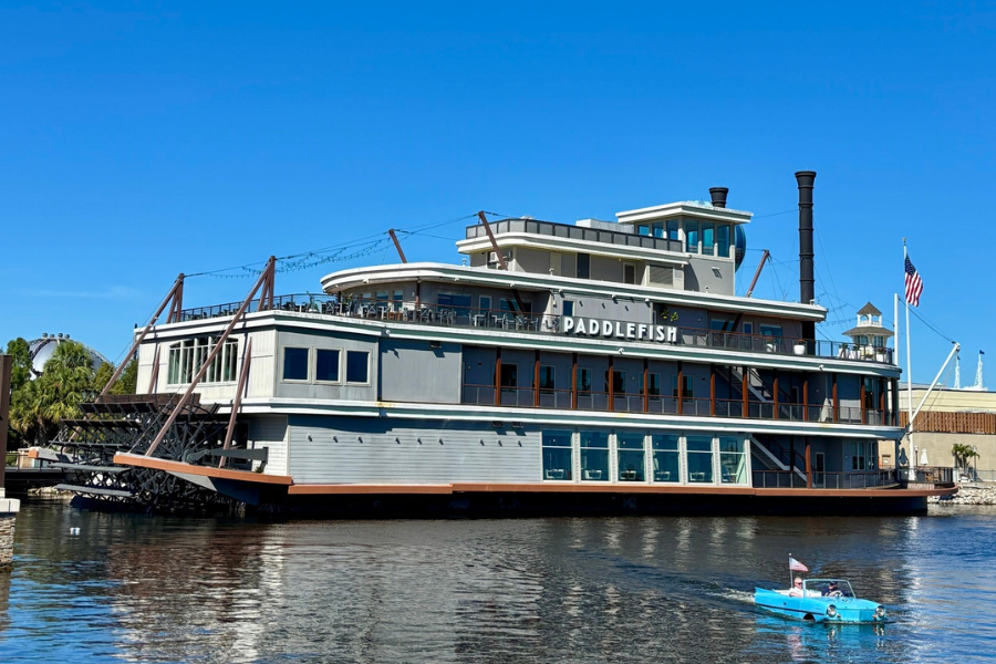 Robbery suspect allegedly swam to paddlefish, a replica steamboat, took money, then floated