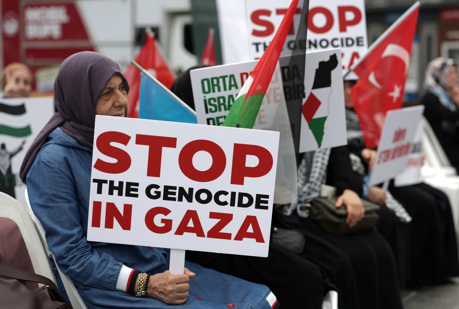 Pro-Filistinian protesters participate in a sit-in protest to condemn the interception of Israeli forces of global Sumud Flotila vessels