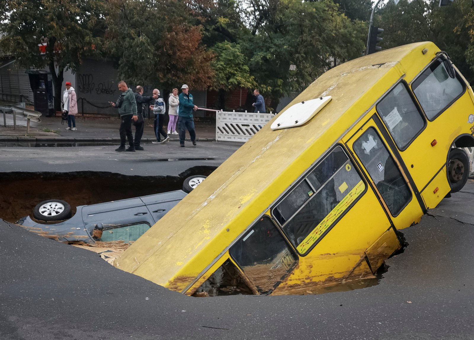Emergency employees saved people from flooded bus