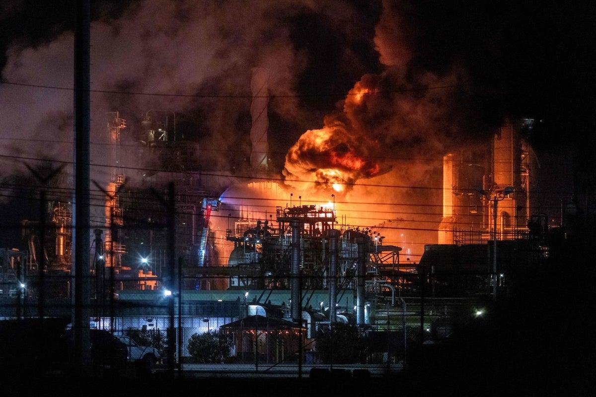See the moment of fireball from the oil refinery