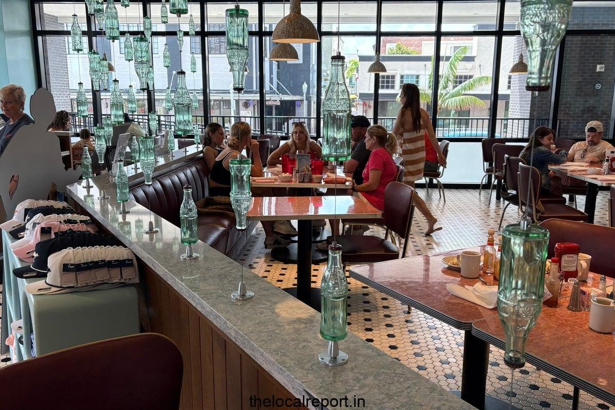The waiter made the police foil after reporting the customers' conspiracy to the police