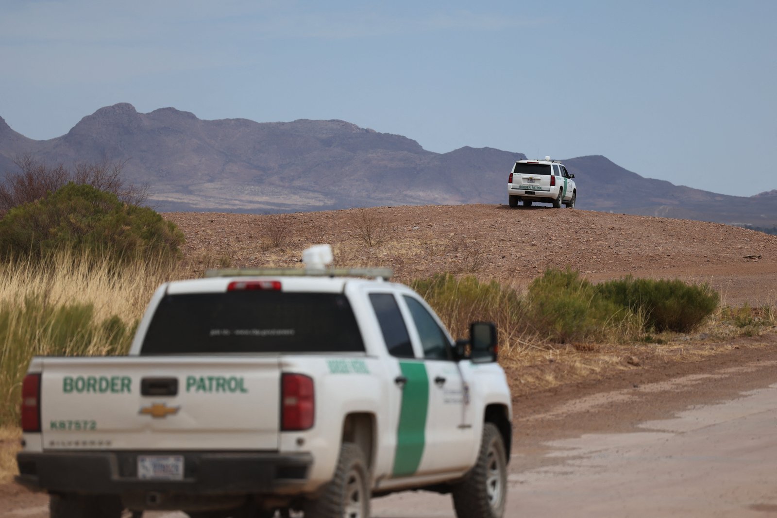 A member of the Sinaloa Cartel told CNN that the border crack of President Donald Trump has affected his work, and even Cartel has caused the price to increase the price for people smuggling people on the border.