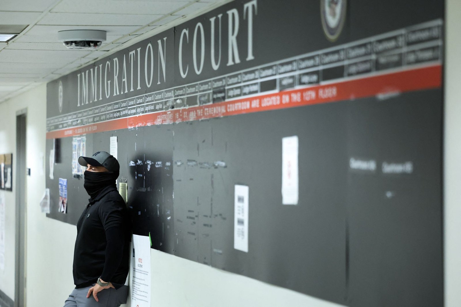The immigration court judges, including federal district courts, work under the Department of Justice, have been ordered to reject cases quickly for some migrants, giving them easy targets to arrest and remove cases.