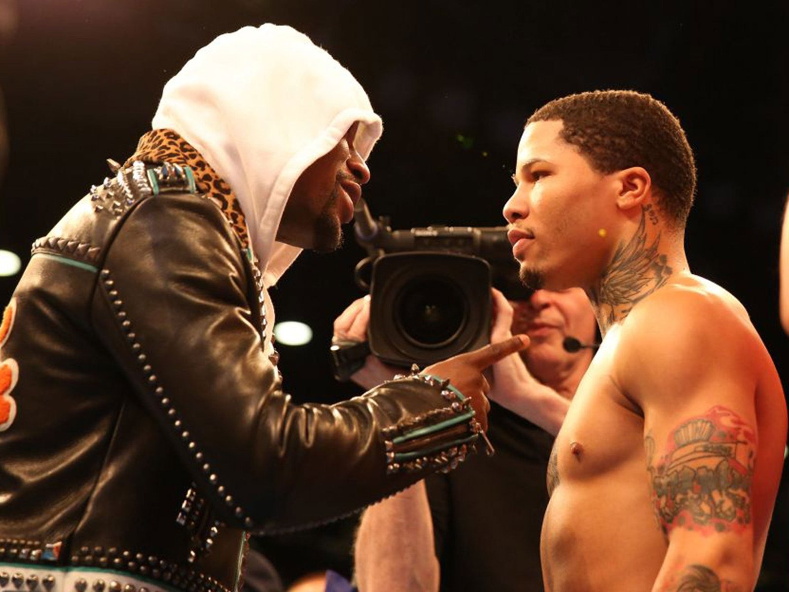 Floid Mayweather speaks with Gerova Davis