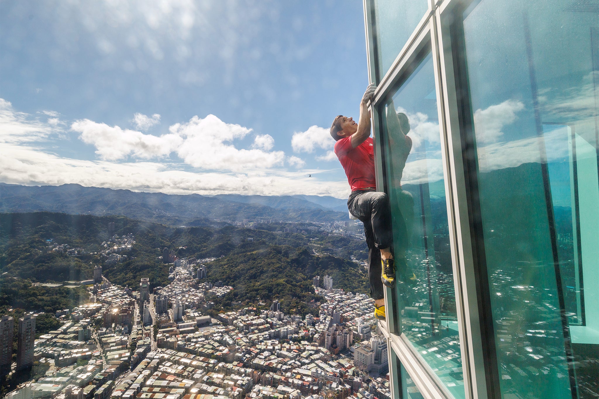 Alex Honnold climbs Thapae 101, the 11th tallest skyscraper in the world