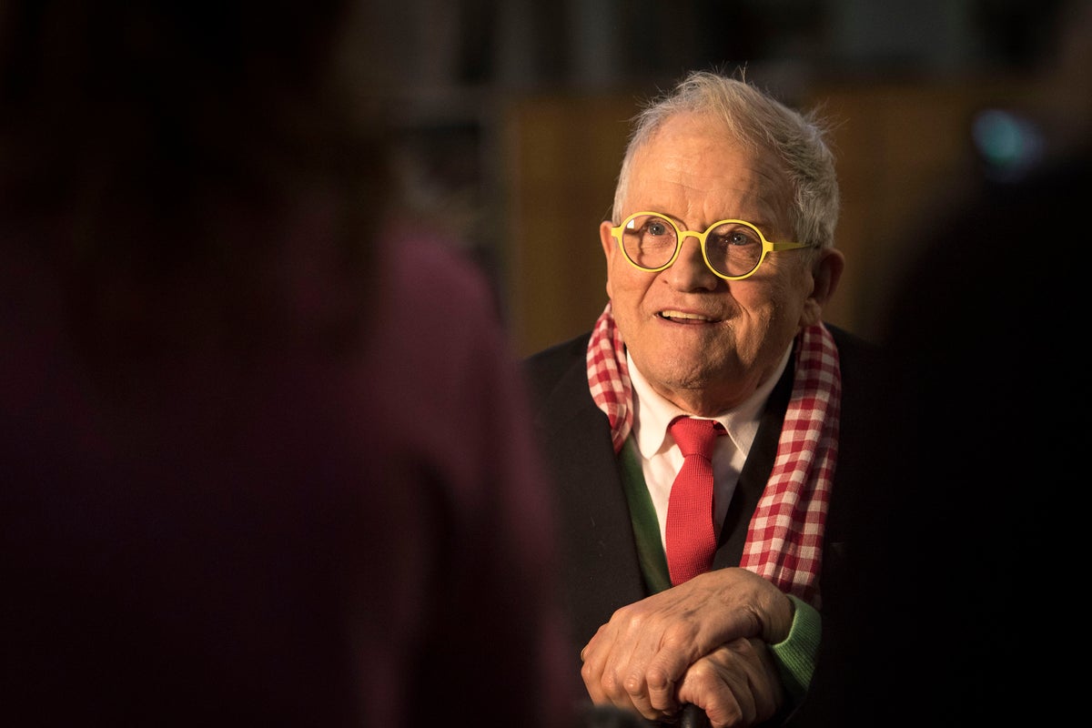 David Hockney slams plan to bring Bayeux Tapestry to UK as 'crazy'