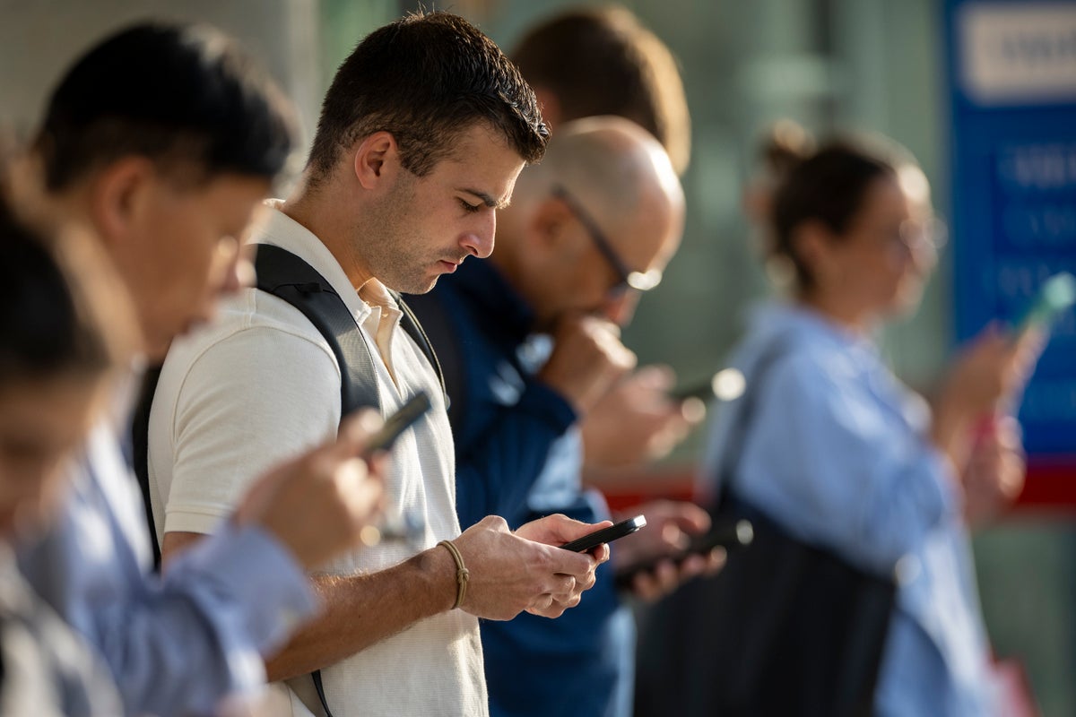 Experts share whether they would trust artificial intelligence for financial planning