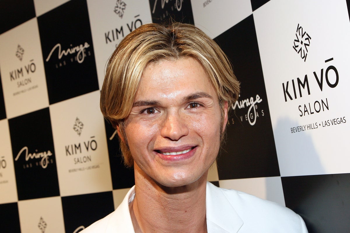 Famous hairstylist dies at 55