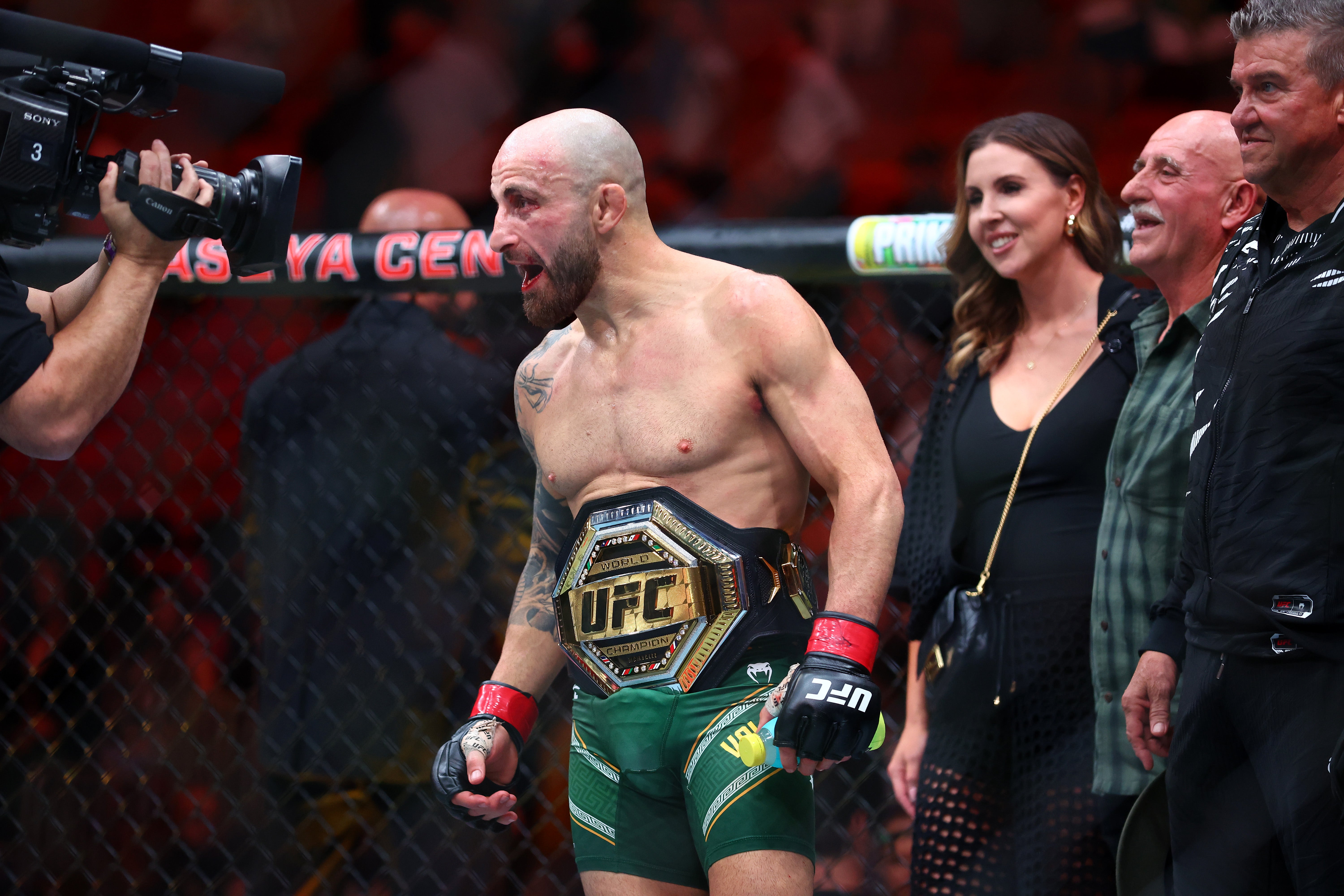 Volkanovski defeats Lopez to regain UFC featherweight title