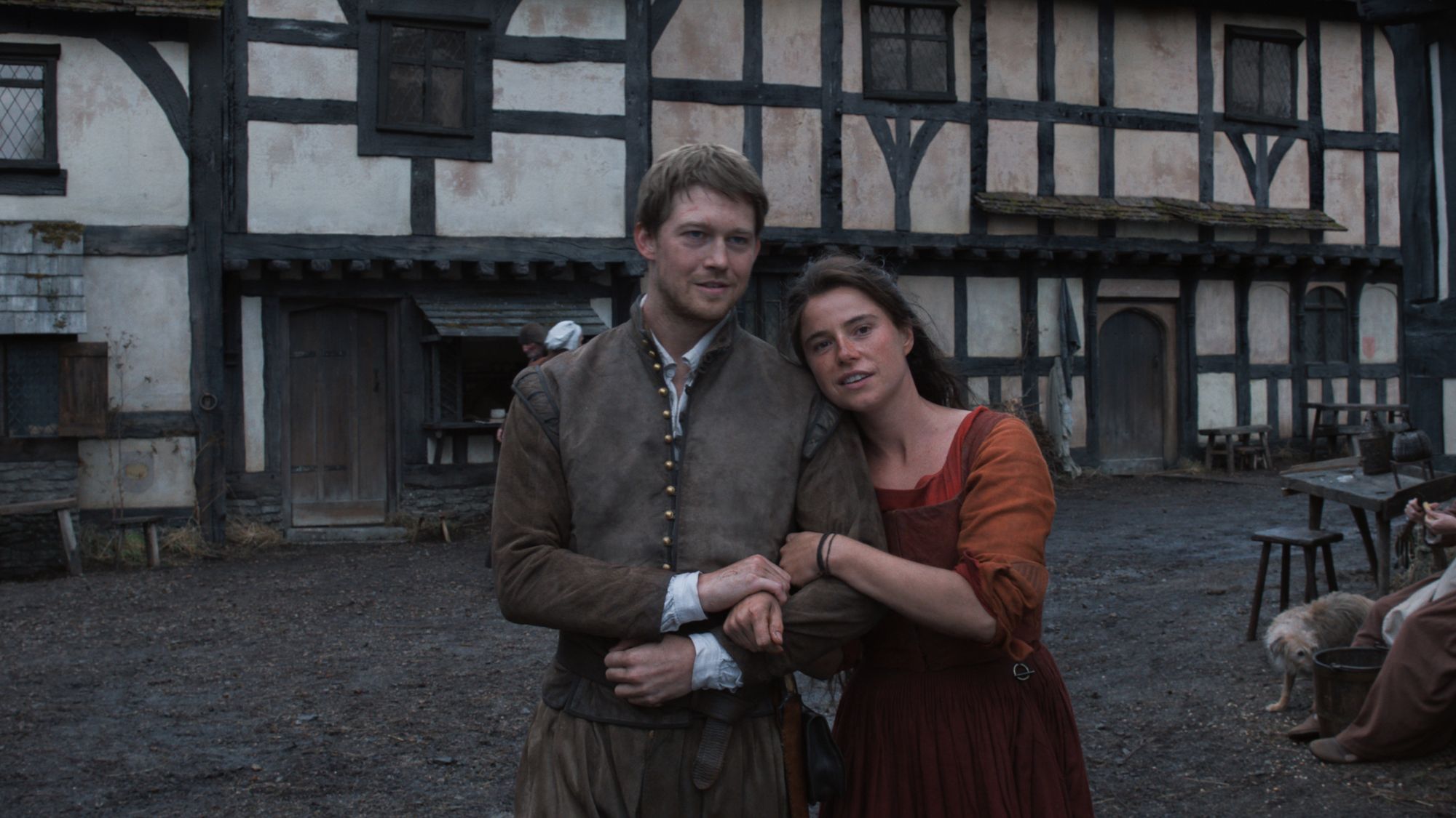 Jesse Buckley as Agnes and Joe Alwyn as Bartholomew in Hamnet