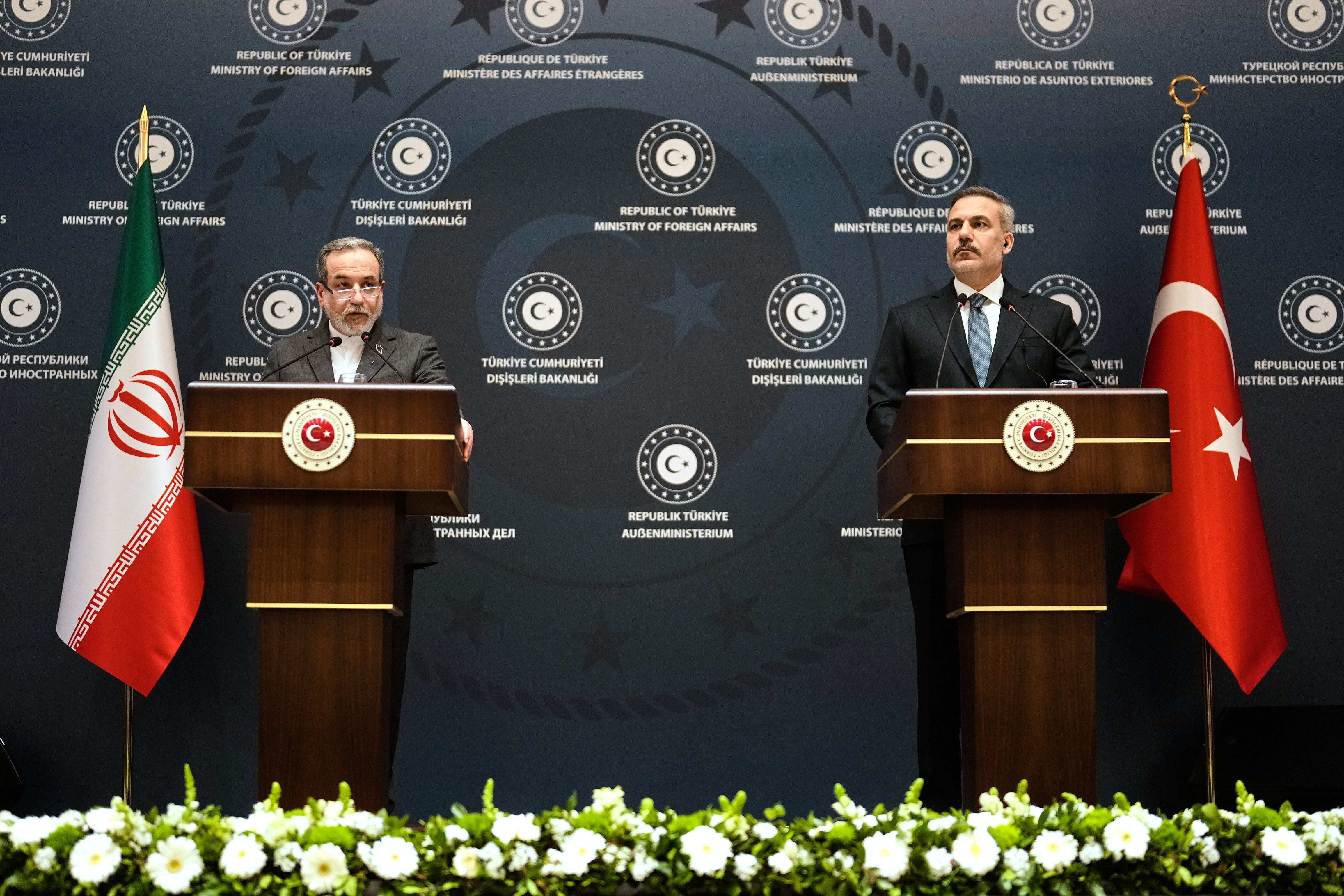 Turkish Foreign Minister Hakan Fidan (right) and Iranian Foreign Minister Abbas Araghchi hold a joint press conference in Istanbul