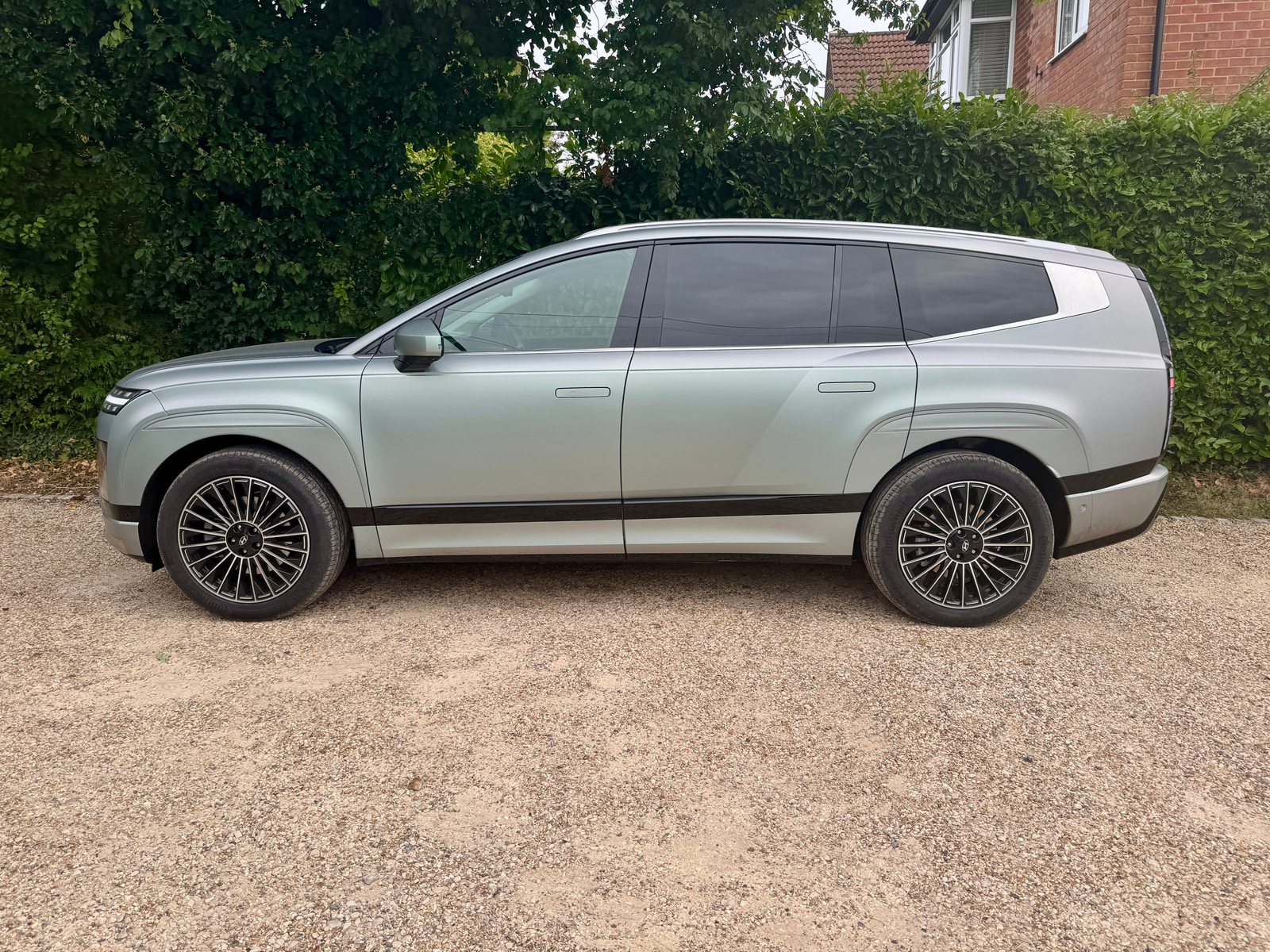 Clever design details and a sloping roof disguise the Hyundai Ioniq 9's dimensions well