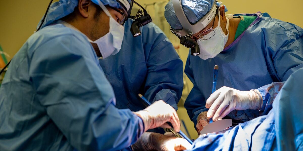 Man survived for two days with artificial lungs while waiting for double transplant