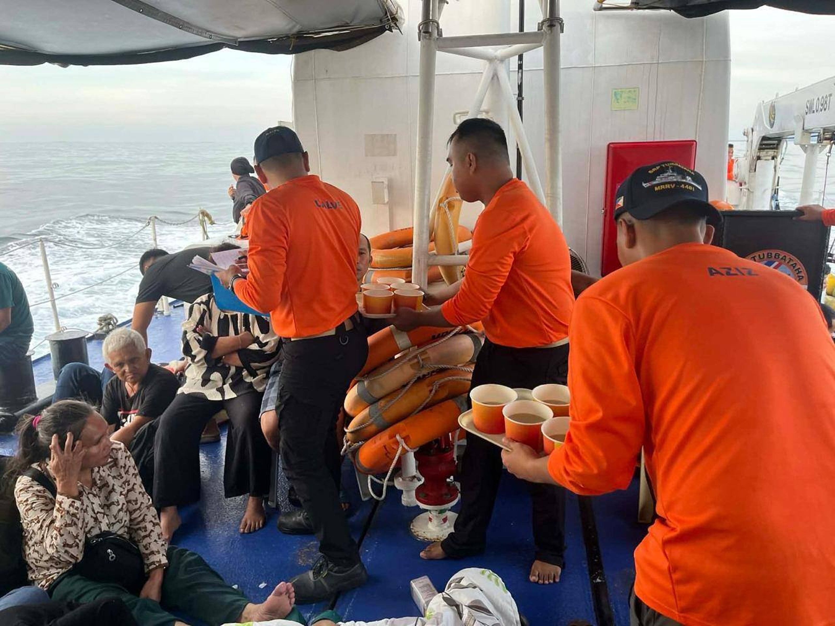 Hundreds of passengers rescued from sinking ship