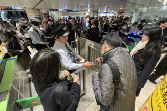 Rare power outage causes chaos for Tokyo subway commuters