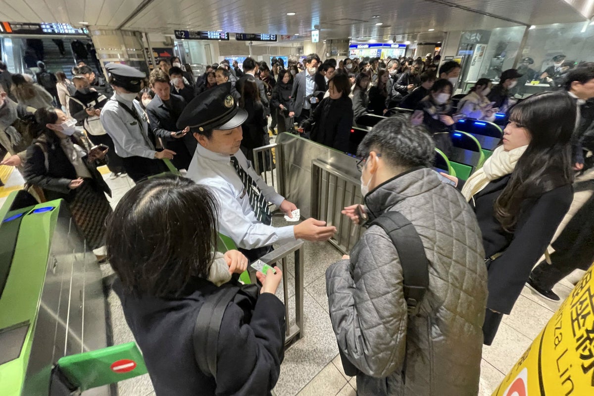Rare power outage causes chaos for Tokyo subway commuters