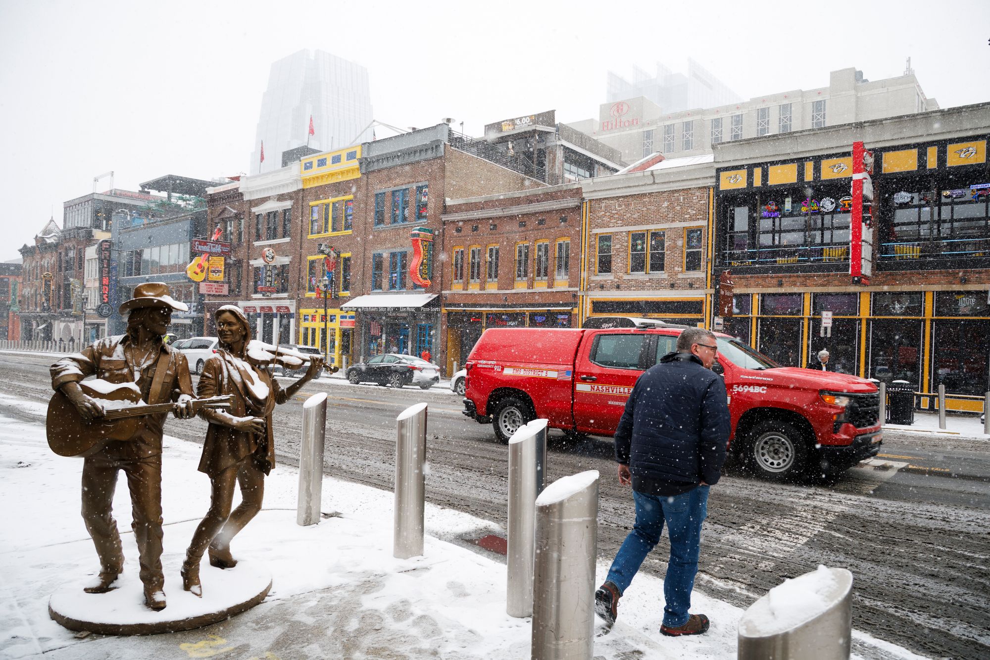 On January 24, 2026, snow fell in the Lower Broadway area of ​​downtown Nashville, Tennessee. A massive winter storm is bringing freezing temperatures, ice and snow to millions of Americans across the country.