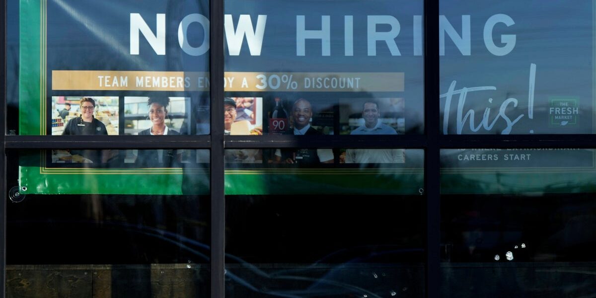 The number of people applying for unemployment benefits in the United States rose slightly to 200,000 last week, still at a low level