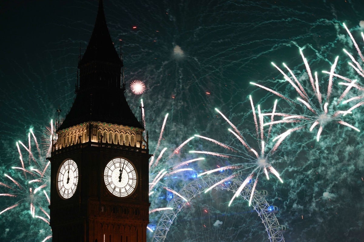Thousands brave cold weather to watch London's New Year's fireworks display